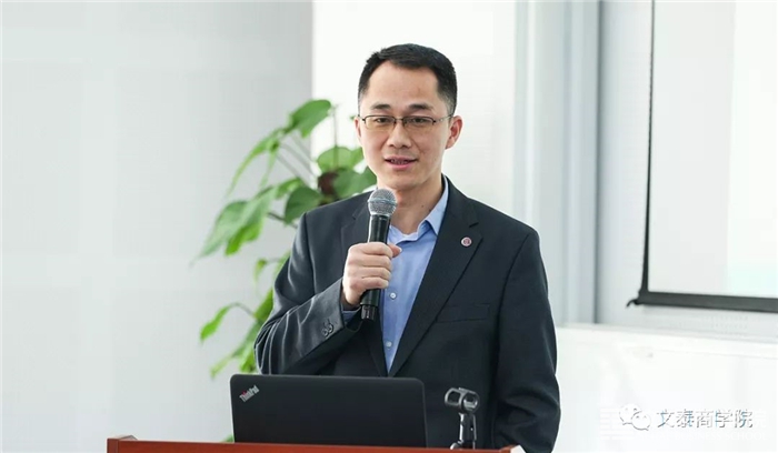 庄严的毕业典礼在雄壮的国歌中拉开帷幕,中国人民大学商学院邓子梁